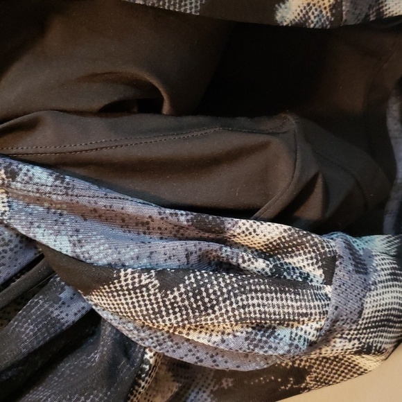 Tribal Abstract Design Stretch Crossover Top XS - Picture 4 of 6